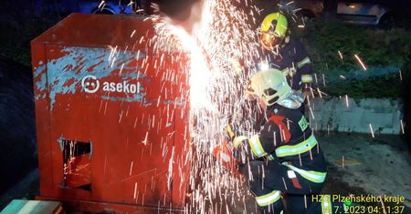 Tragedia w Pilznie: Mężczyzna spłonął żywcem w pojemniku na odpady elektryczne