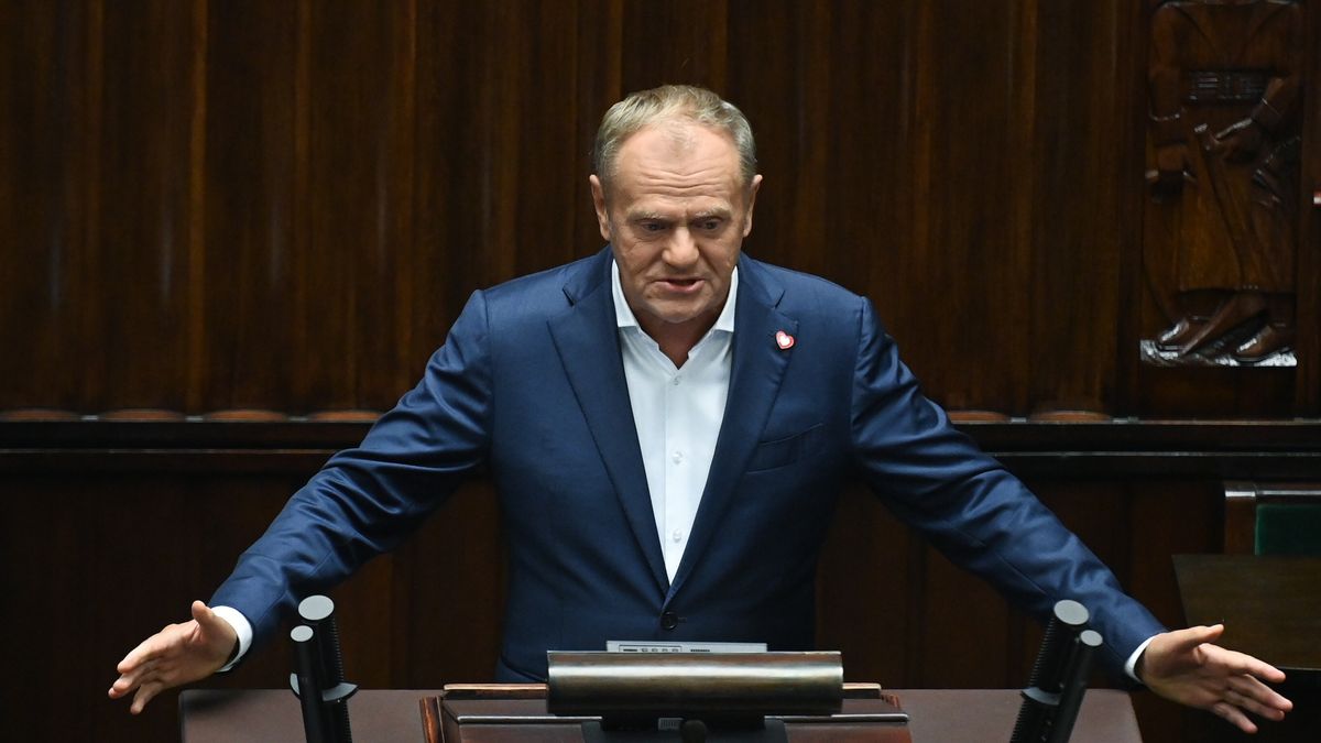 Warszawa, 12.09.2025. Premier Donald Tusk przemawia na sali obrad Sejmu, 12 bm. Sejm w ostatnim dniu obrad zajmuje się projektem tzw. ustawy pomocowej. Posłowie wybiorą też nowego prezesa NIK. (amb) PAP/Piotr Nowak