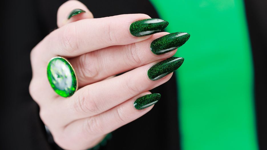 Paznokcie z brokatowymi akcentami to zawsze dobry wybór na sylwestrową imprezę