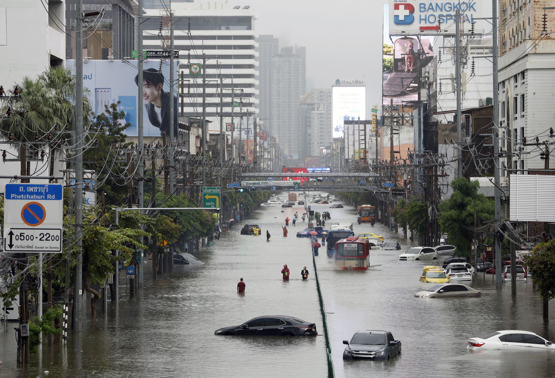 epaselect epa13264029 Residents wade through floodwater as vehicles remain submerged along Phetchaburi Road in Bangkok, Thailand, 26 September 2026. All 50 districts in Bangkok have been declared flood disaster zones following persistent heavy rain caused by a strong low-pressure system combined with seasonal monsoon patterns. EPA/RUNGROJ YONGRIT Dostawca: PAP/EPA.