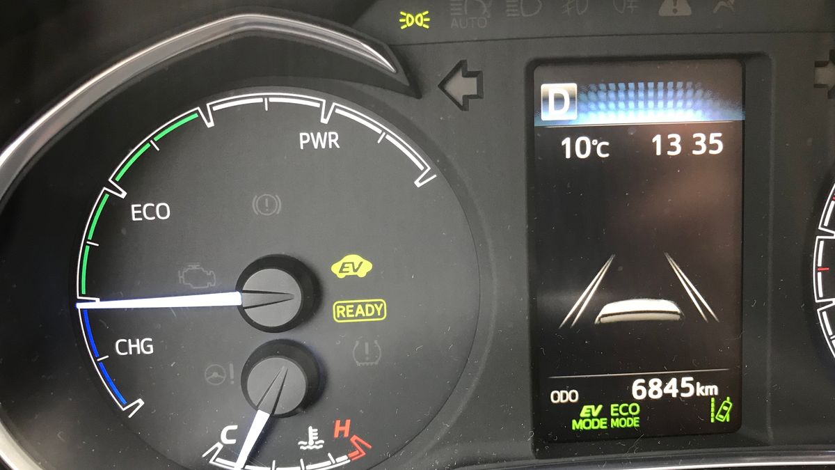 Prosty samochód hybrydowy i tyle kontrolek. Wszystkie świecą w czasie jazdy.