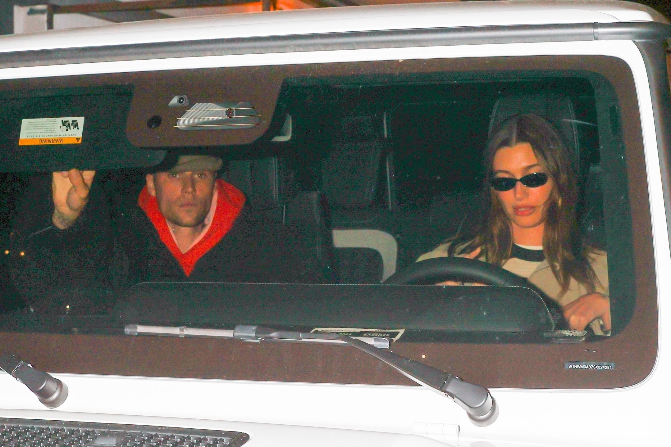 Justin i Hailey Bieberowie wychodzą z kościoła