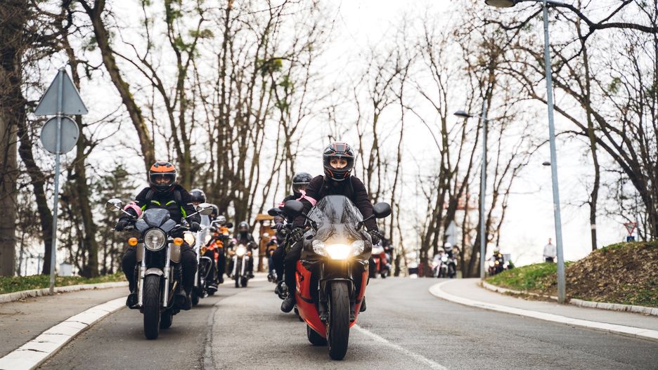 Motocykle w kolumnie też muszą zachować wymagany odstęp.