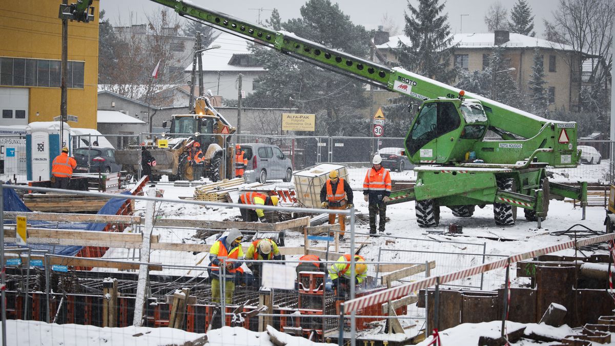 Snowfall In WarsawConstruction workers are seen working in the snow in Warsaw, Poland on 24 November, 2022. (Photo by STR/NurPhoto via Getty Images)NurPhotopolska, warszawa, cold, construction, crane, daily life, snowfall, work, worker, construction workers, 24 november, photo