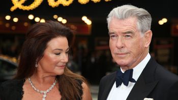 Pierce Brosnan śmiga na randkę z lżejszą o 45 kg żoną (FOTO)