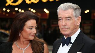 Pierce Brosnan śmiga na randkę z lżejszą o 45 kg żoną (FOTO)