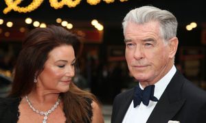 Pierce Brosnan śmiga na randkę z lżejszą o 45 kg żoną (FOTO)