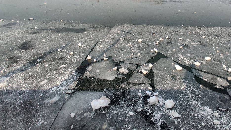 Warmińsko-mazurskie. Ratował dziewczynkę pod którą załamał się lód. Nie żyje