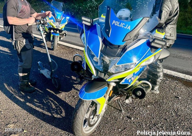 Nieodpowiedzialna jazda na hulajnodze elektrycznej po drodze krajowej.