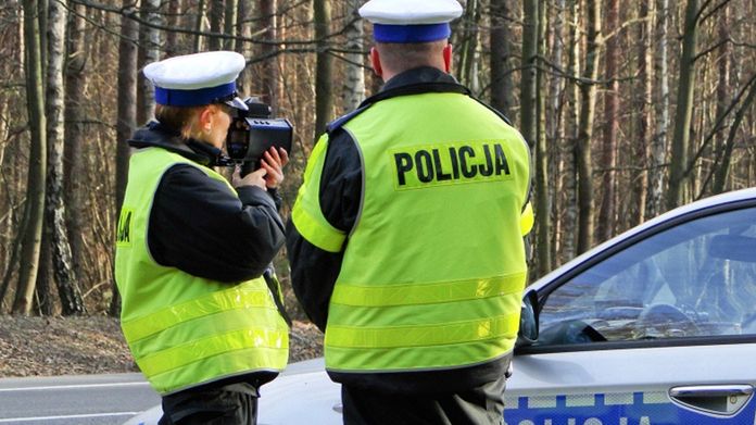 Policjanci podczas pomiaru prędkości 