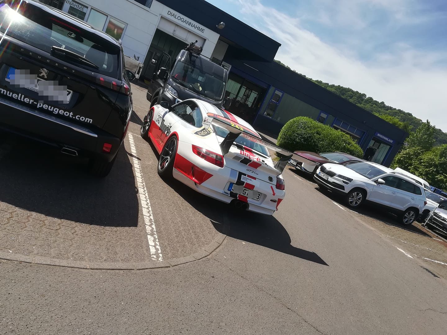 Problem z 911 - niezależnie czy jest to zwykła Carrera czy GT2 - polega na tym, że są do siebie... bardzo podobne. W tym wypadku to 911 GT3 w wyścigowej wersji Cup. Nie ma tu miejsca na żarty o Garbusach...