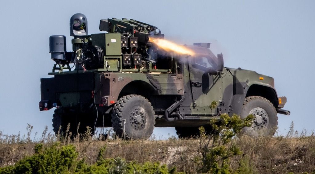 Odpalenie pocisku Spike NLOS z wyrzutni zintegrowanej z JLTV.