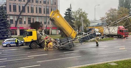 Jechał z otwartą wywrotką. Zahaczył o konstrukcję