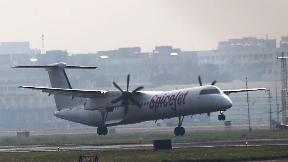 Pasażer linii lotniczych SpiceJet wyrzucony z samolotu po tym, jak w nieodpowiedni sposób dotknął stewardessę