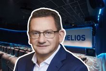 Tomasz Jagiełło na tle kina Helios, fot. mat. prasowe