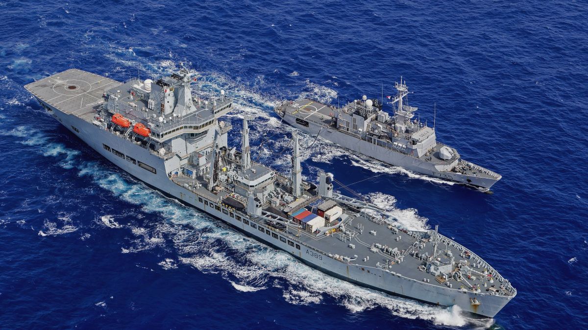 Okręt zaopatrzeniowy RFA Wave Knight (A389) podczas operacji