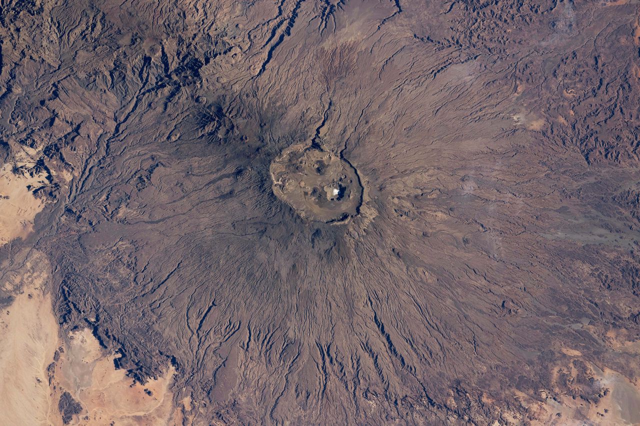 Astronaut entdeckt Salzsee im erloschenen Vulkan der Sahara