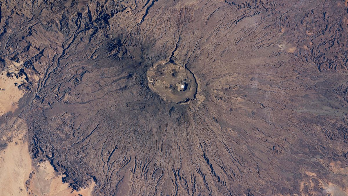 Wygasły wulkan na Saharze jest biały nie od śniegu, a od soli