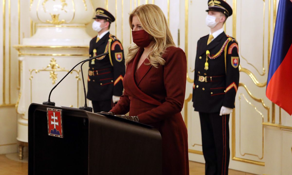 Prezydent Słowacji Zuzana Czaputowa przyjęła dymisję rządu. Maseczka w kolorze sukienki