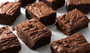 Wilgotne, zbite i mocno czekoladowe. Brownie Jamiego Olivera znika szybciej niż się piecze