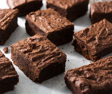 Wilgotne, zbite i mocno czekoladowe. Brownie Jamiego Olivera znika szybciej niż się piecze