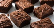 Wilgotne, zbite i mocno czekoladowe. Brownie Jamiego Olivera znika szybciej niż się piecze