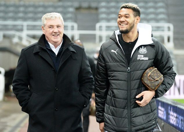 Steve Bruce i Joelinton (fot. Serena Taylor/Newcastle United/Getty Images)