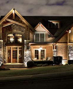 Oświetlenie zewnętrzne domu. Co wybrać i jak je rozmieścić?