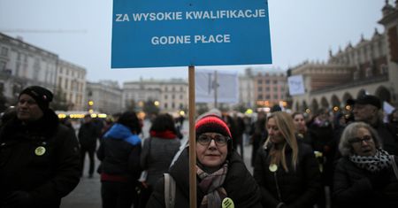 Polacy o zarobkach nauczycieli. Szokujące wyniki sondażu