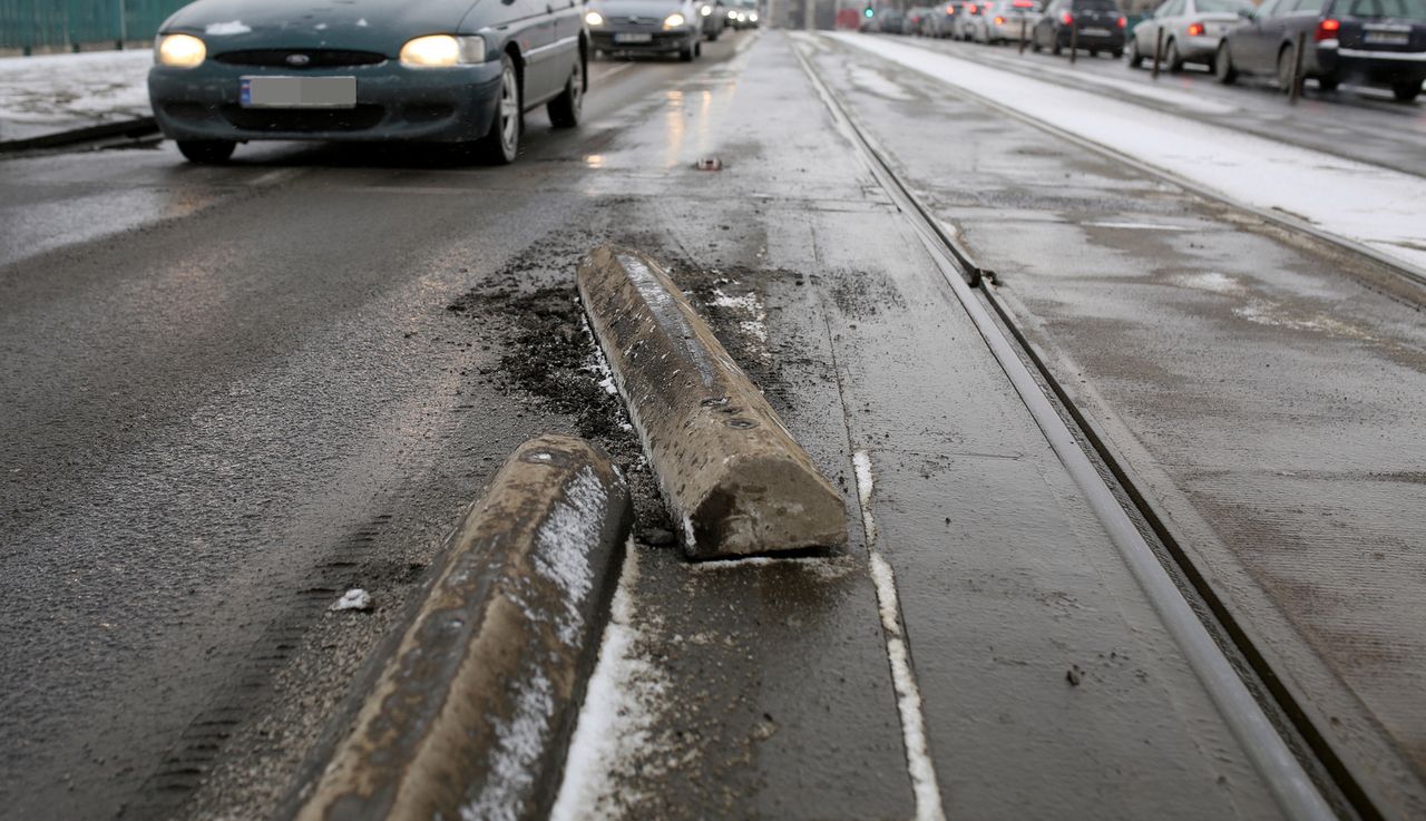 Separatory na jezdniach. Do czego służą i czy w ogóle są potrzebne