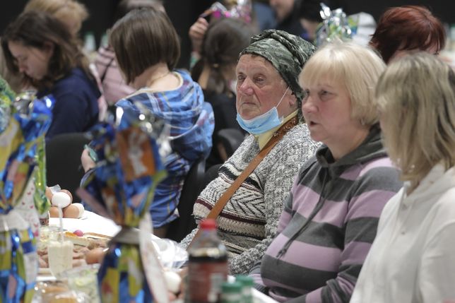 24.04.2022. Warszawa. Centrum pomocy humanitarnej w halach Ptak Warsaw Expo. Sniadanie Wielkanocne dla Ukrainy.  Blisko 5000 uchodzcow celebrowalo prawoslawna Wielkanoc. Po liturgii zasiedli do wspolnego stolu.