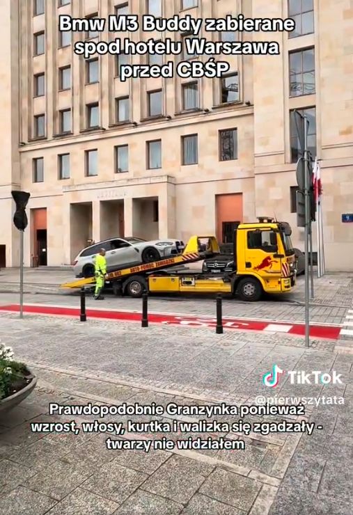 Auto Buddy zatrzymane pod hotelem