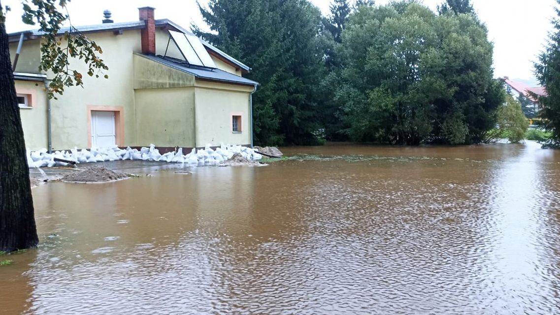 Zdjęcie okładkowe artykułu: Facebook / Klub Sportowy Łomnica / Sytuacja w Łomnicy podczas powodzi