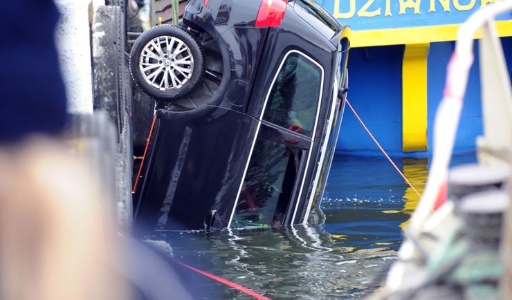 Tragedia w Dziwnowie. Auto z rodziną zatonęło w Zalewie Kamieńskim