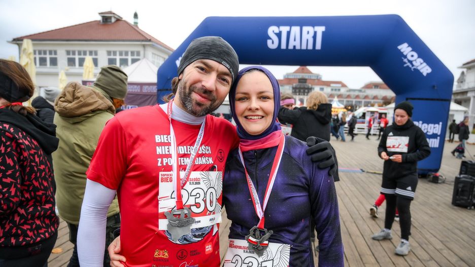 Na dystansie około 5 km rywalizowali uczestnicy Sopockiego Biegu Niepodległości, który start i finisz miał na najsłynniejszym, drewnianym molu w Polsce (11.11.2025)
