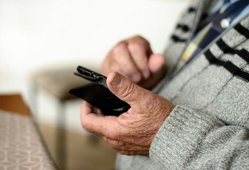 Kosztowny nawyk emerytów i rencistów rolniczych. Co trzeci senior odbiera pieniądze na poczcie. KRUS przekonuje do zmian