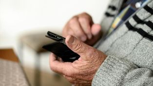 Kosztowny nawyk emerytów i rencistów rolniczych. Co trzeci senior odbiera pieniądze na poczcie. KRUS przekonuje do zmian