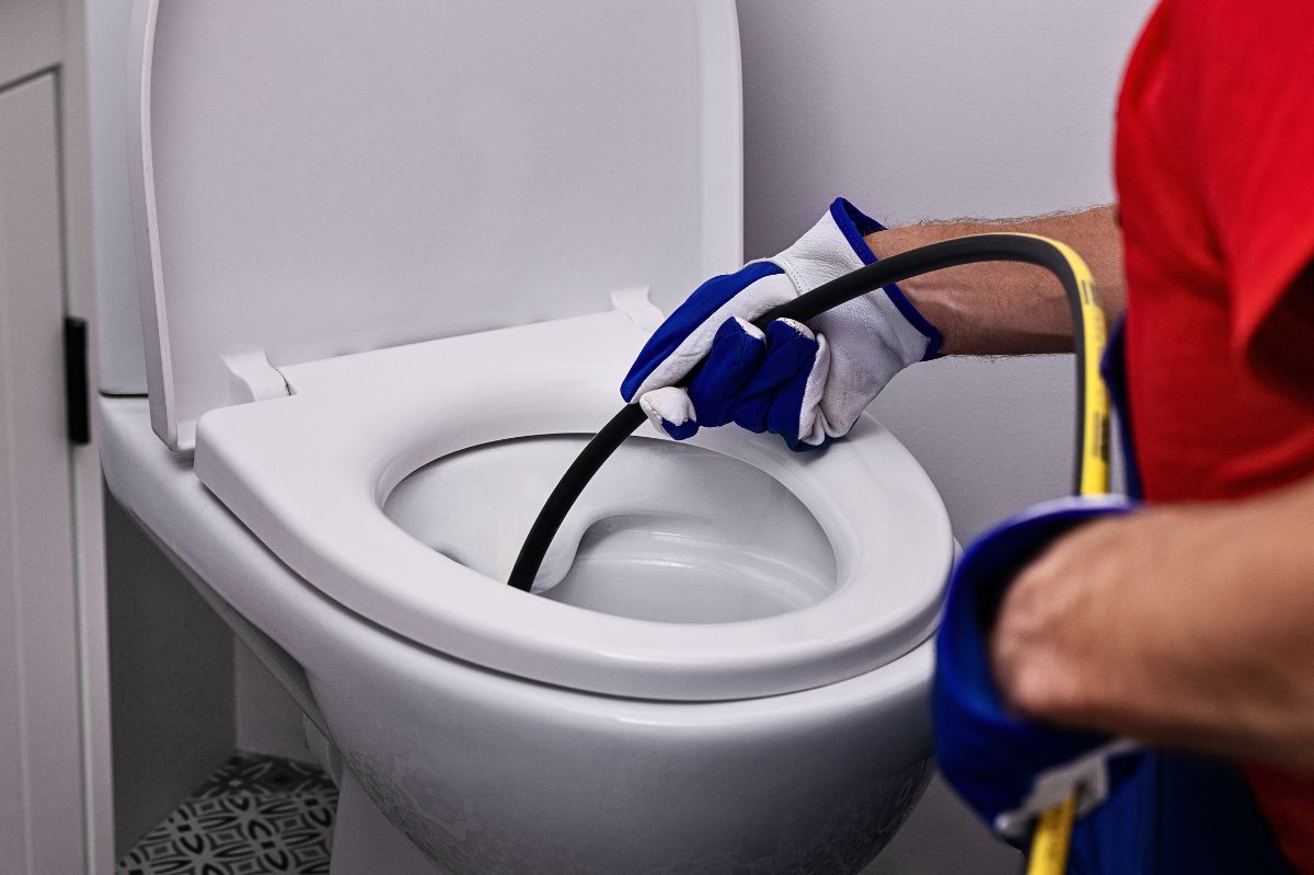 Hydraulicy nie chcą, byś znał ten trik. Włóż węża do toalety