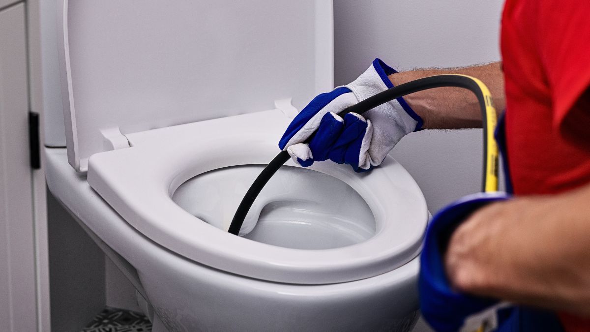 Jak usunąć zator z toalety?