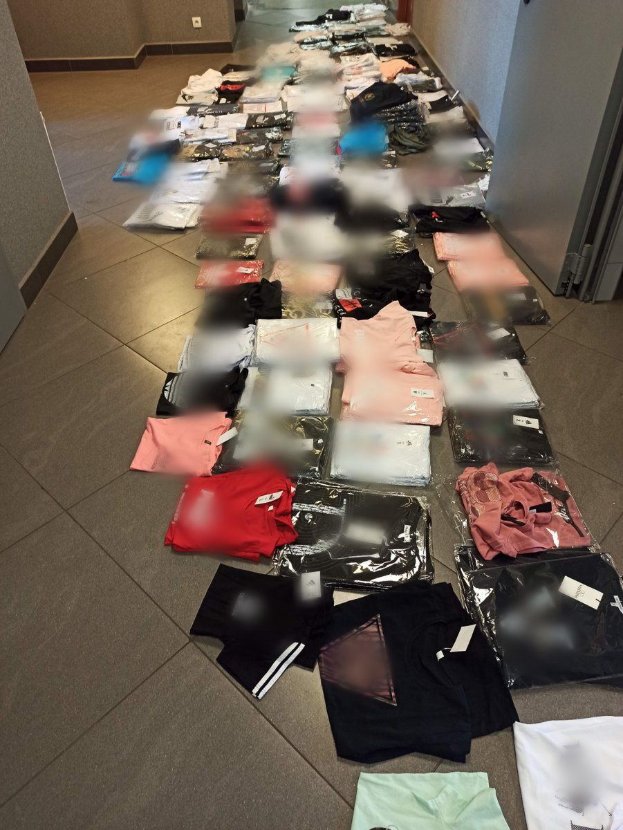 Będzin. Policjanci przechwycili 400 spodek i koszulek z podrobionymi logo znanych firm.
