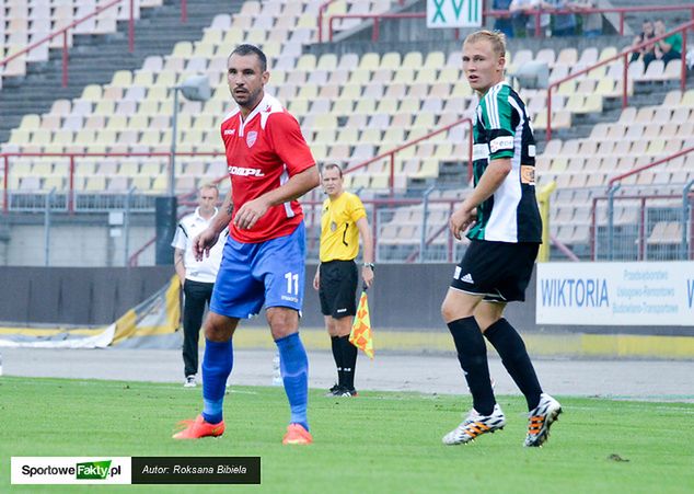 Dariusz Pawlusiński (z lewej) nabawił się kontuzji w meczu z Limanovią. Czy wspomoże Raków w kolejnych meczach?