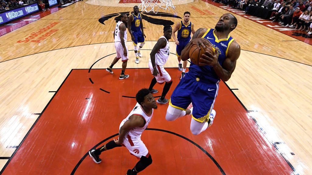 Getty Images / Gregory Shamus / Na zdjęciu: Andre Iguodala (z piłką)