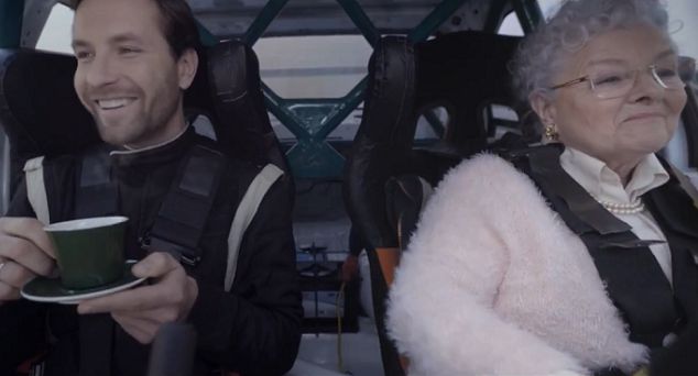 „Kawa za marzenie” - staruszka driftująca samochodem w kampanii kawy Jacobs (wideo)