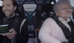 „Kawa za marzenie” - staruszka driftująca samochodem w kampanii kawy Jacobs (wideo)