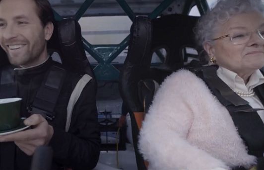 „Kawa za marzenie” - staruszka driftująca samochodem w kampanii kawy Jacobs (wideo)