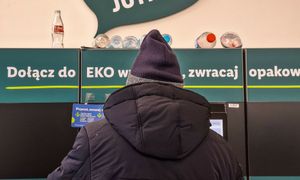 Zarabia setki złotych na kaucji z butelek. Zdradził swój sposób