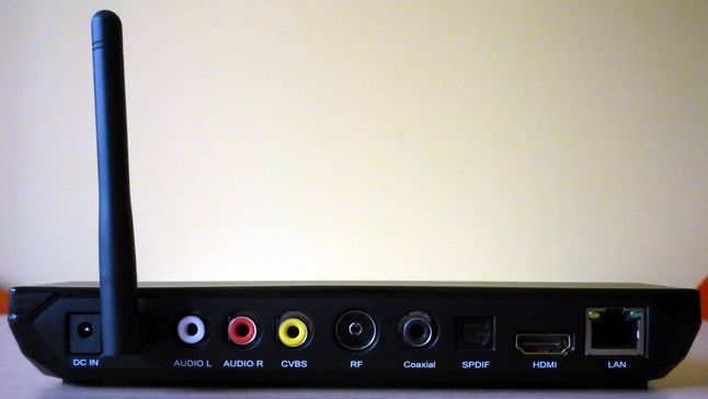 Andrino - tył (zasilanie, 3 x RCA, RF, coaxial, S/PDIF, HDMI, LAN)