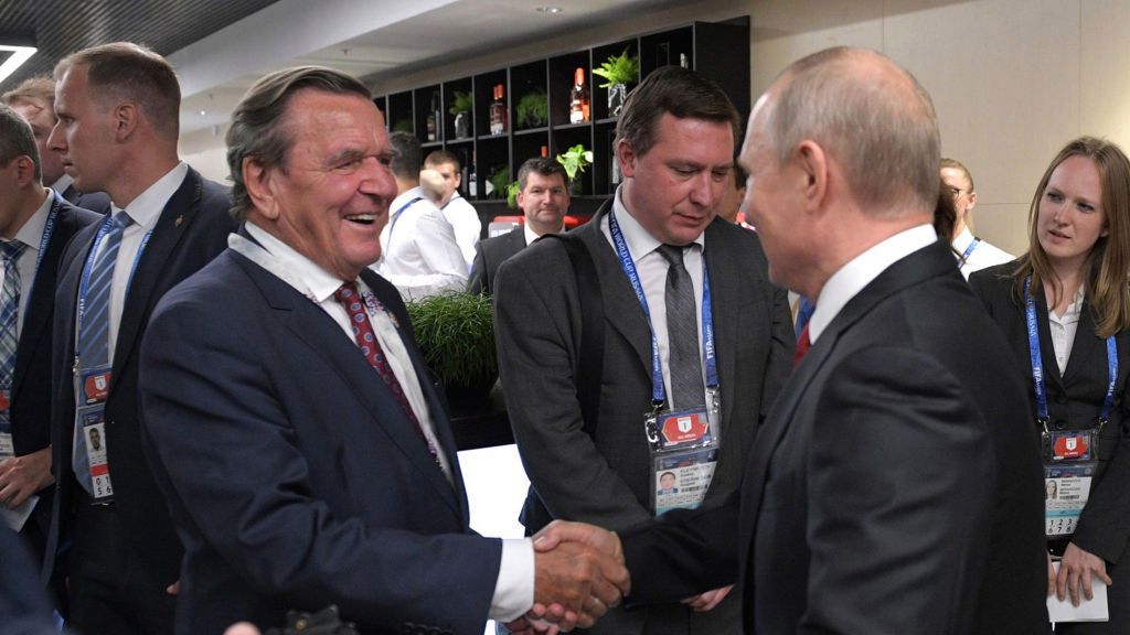Na zdjęciu od lewej: Gerhard Schroeder i Władimir Putin