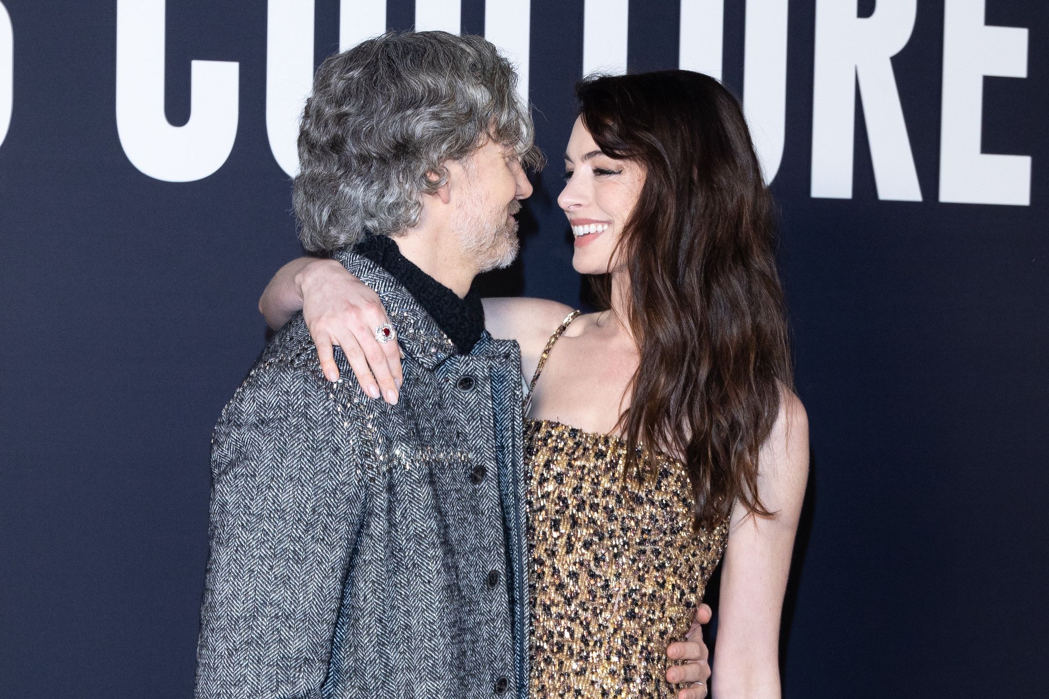 Anne Hathaway bryluje z mężem na paryskim Fashion Weeku