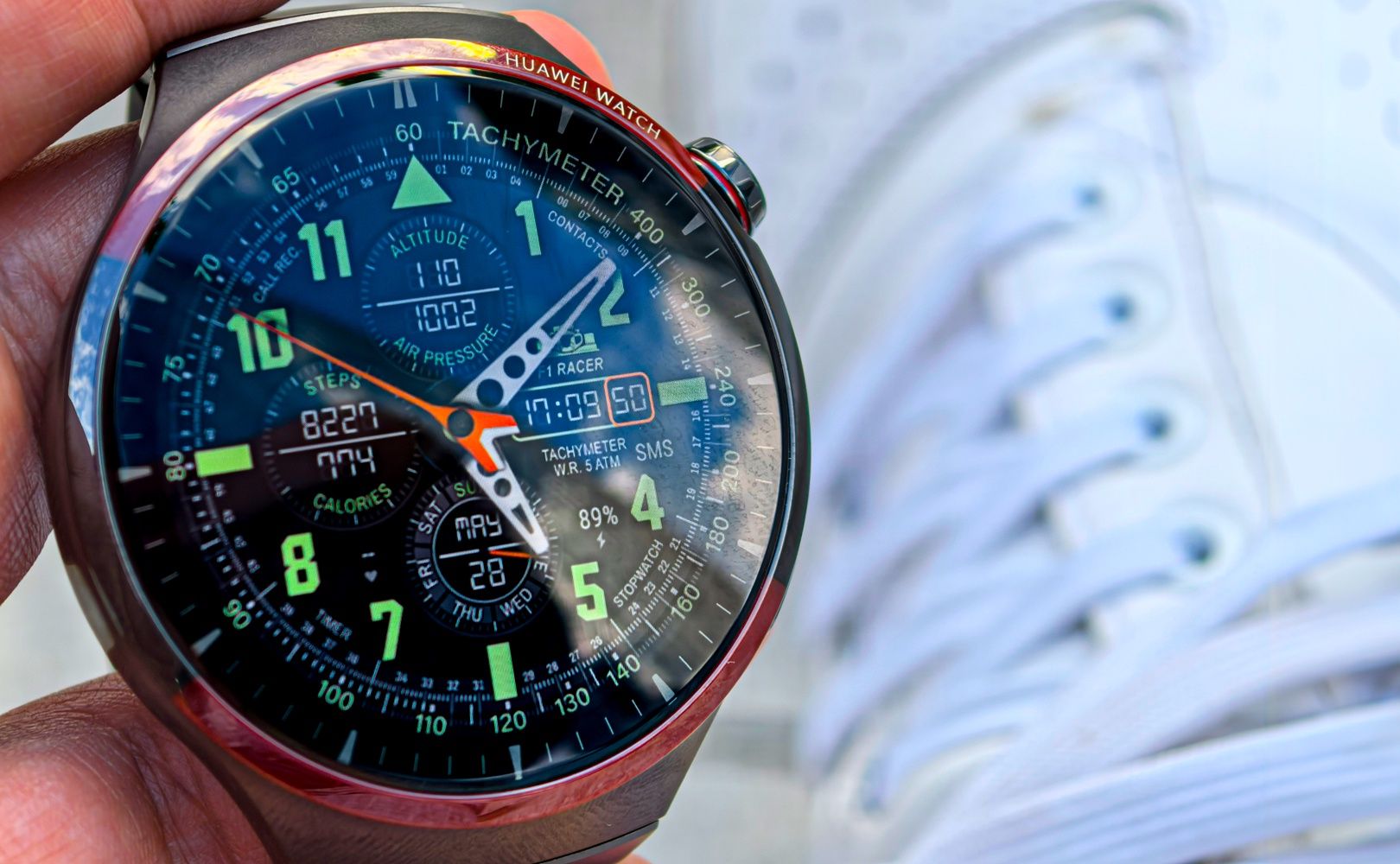 Huawei Watch 4 Pro Space Edition dłoń